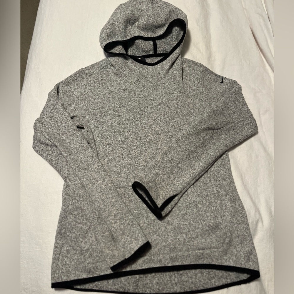 Nike women’s size smalll hoodie 🩶
Very warm